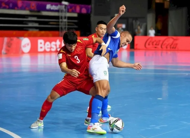 1 tran bong da bao nhieu phut